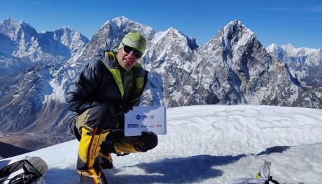 Adamski rozpoczyna atak szczytowy na Mount Everest