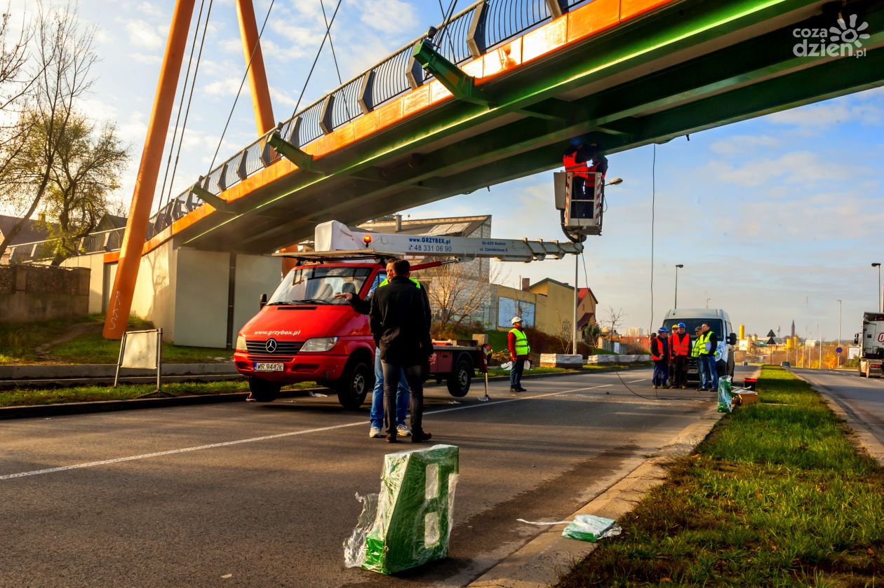 Szarych Szeregów - montaż konsoli pod tłumiki na kładce.