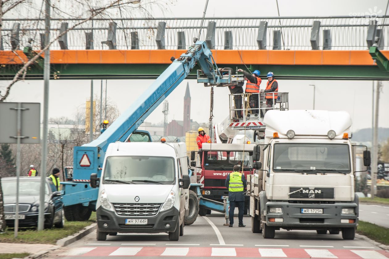 Montaż tłumików na kładce na Szarych Szeregów