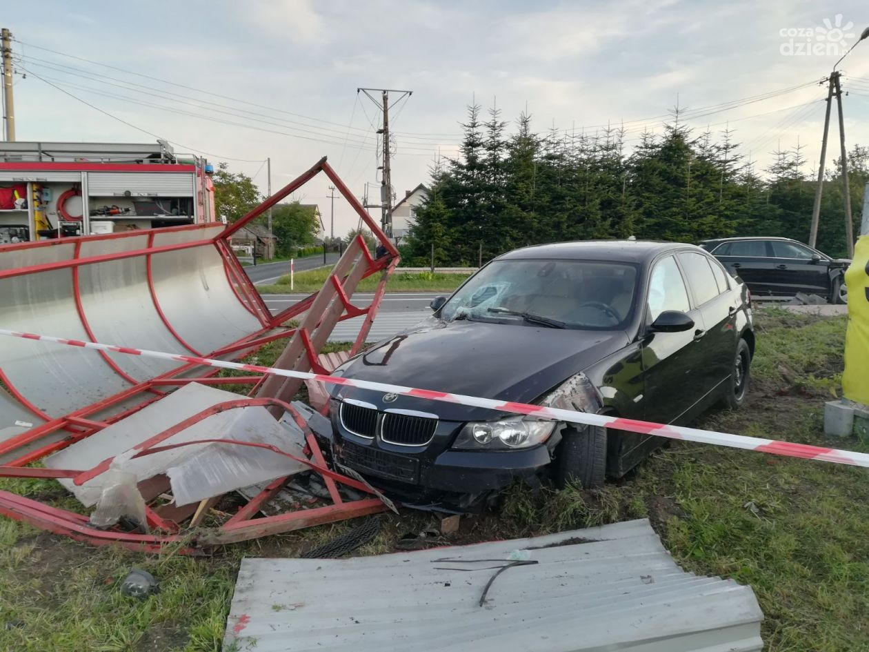 Wolanów. Staranował autem wiatę przystankową