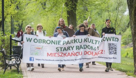 Społeczny Komitet Ratowania Parku Kulturowego Stary Radom zasadził drzewo w Starym Ogrodzie (zdjęcia)