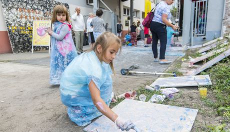 Fosa pełna kultury. Chlapidła – rodzinny warsztat action painting z Marią Kosińską (zdjęcia)