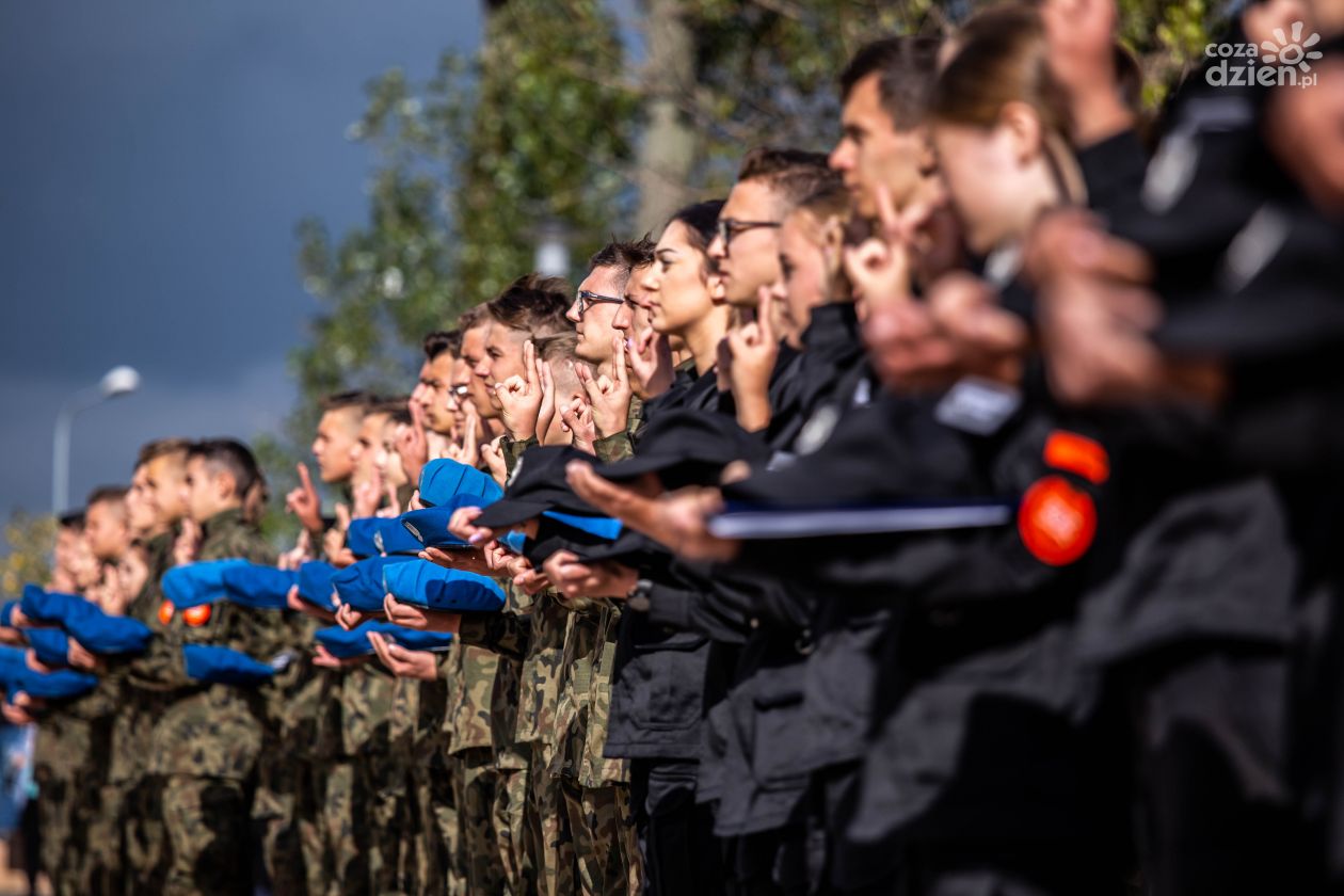 Uroczyste ślubowanie klas mundurowych ZDZ (zdjęcia)