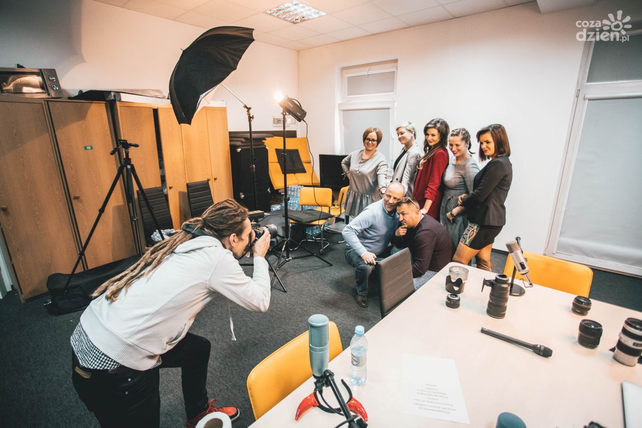 Backstage firmowej sesji zdjęciowej (zdjęcia)