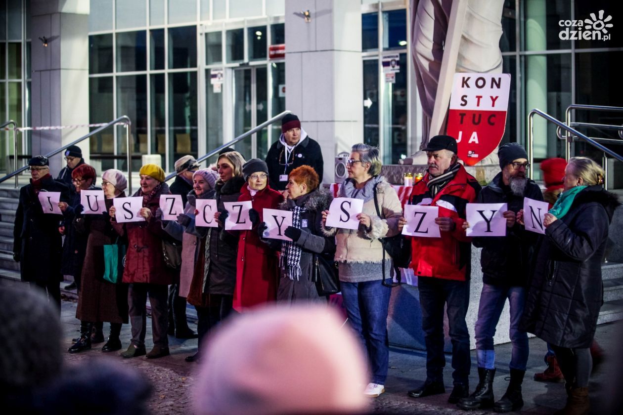 Manifestowali w obronie sędziów