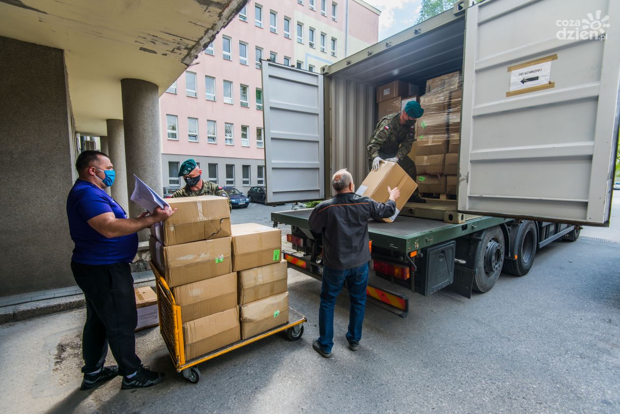 Transport środków ochrony osobistej z agencji rezerw materiałowych do szpitala (zdjęcia)