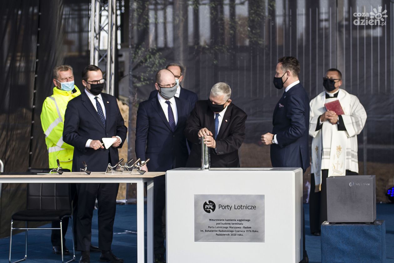 Lotnisko w Radomiu. Wmurowali kamień węgielny pod terminal 