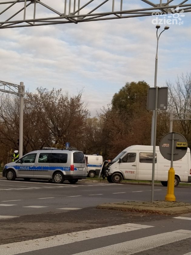 Zderzyły się dwa mercedesy. Jeden z nich przejechał na czerwonym świetle 