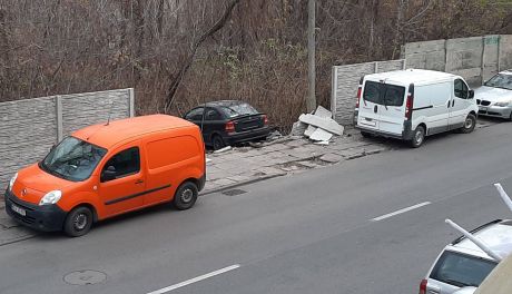 Samochód wjechał w ogrodzenie przy ul. Mazowieckiego