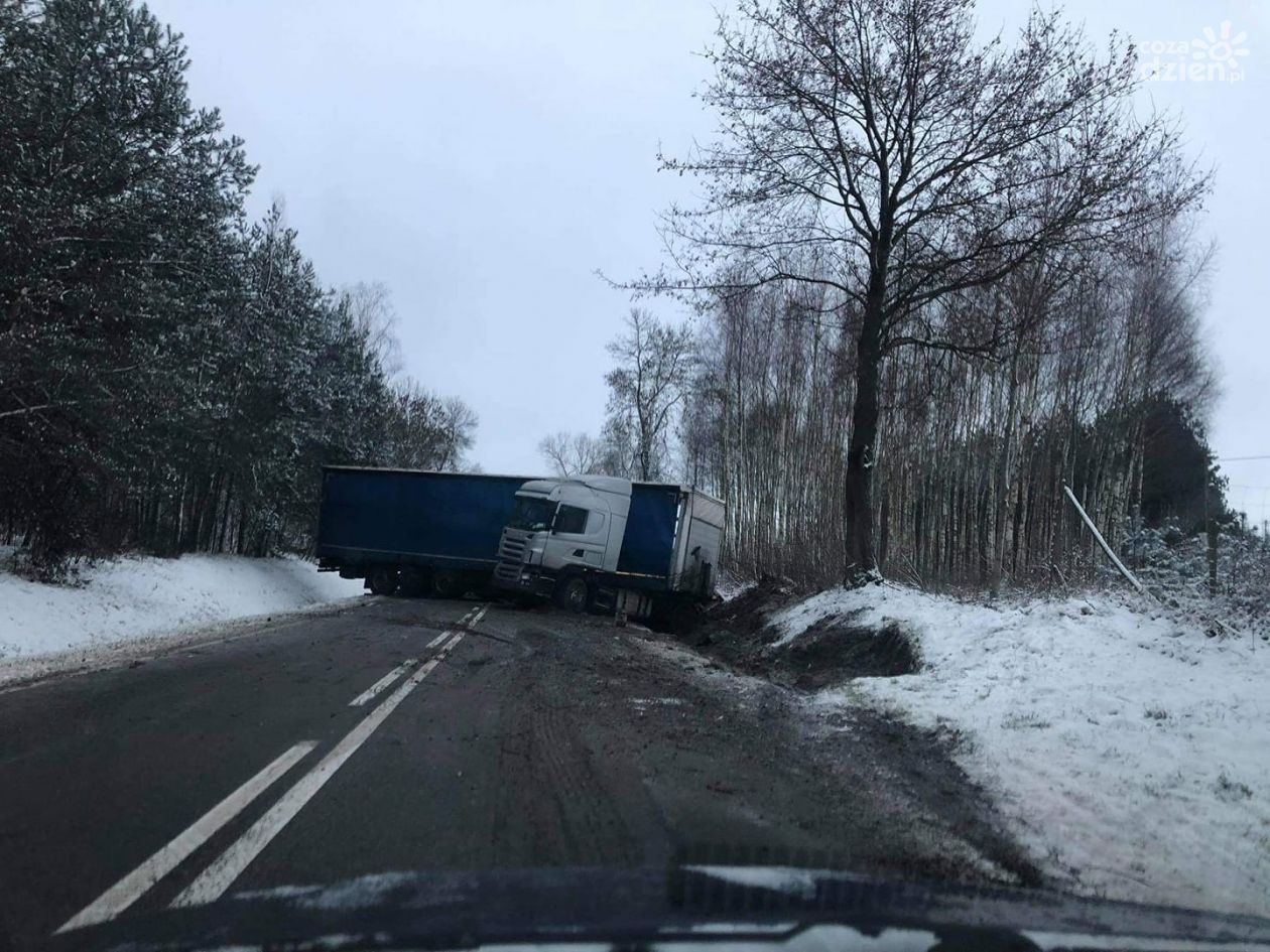 Nowe Miasto nad Pilicą. Ciężarówka wpadła w poślizg