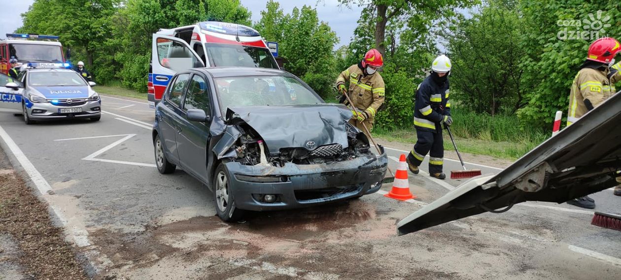 Osobówka zderzyła się z autobusem w Parznicach