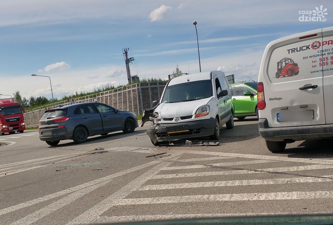 Zderzenie trzech aut na obwodnicy południowej