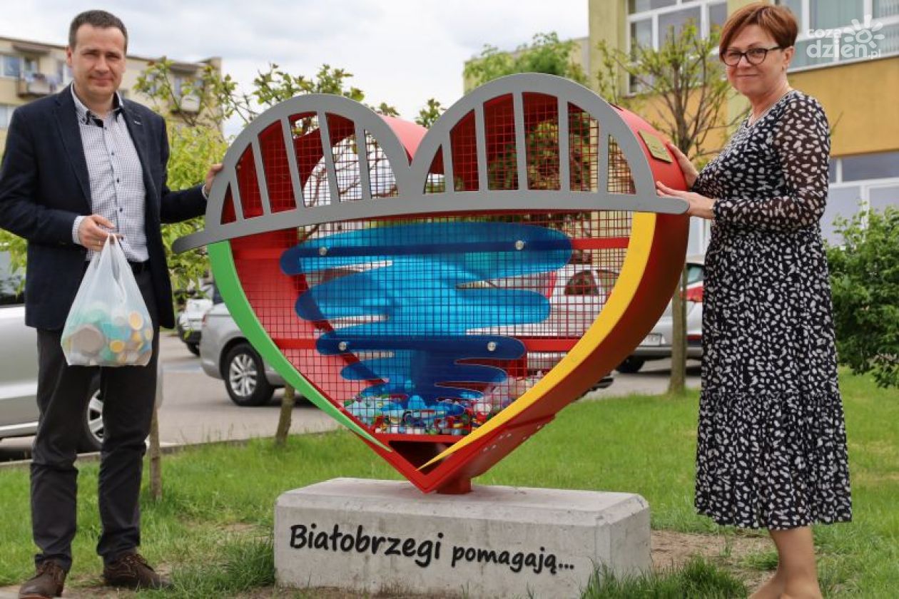 W Białobrzegach stanęło specjalne serce na nakrętki