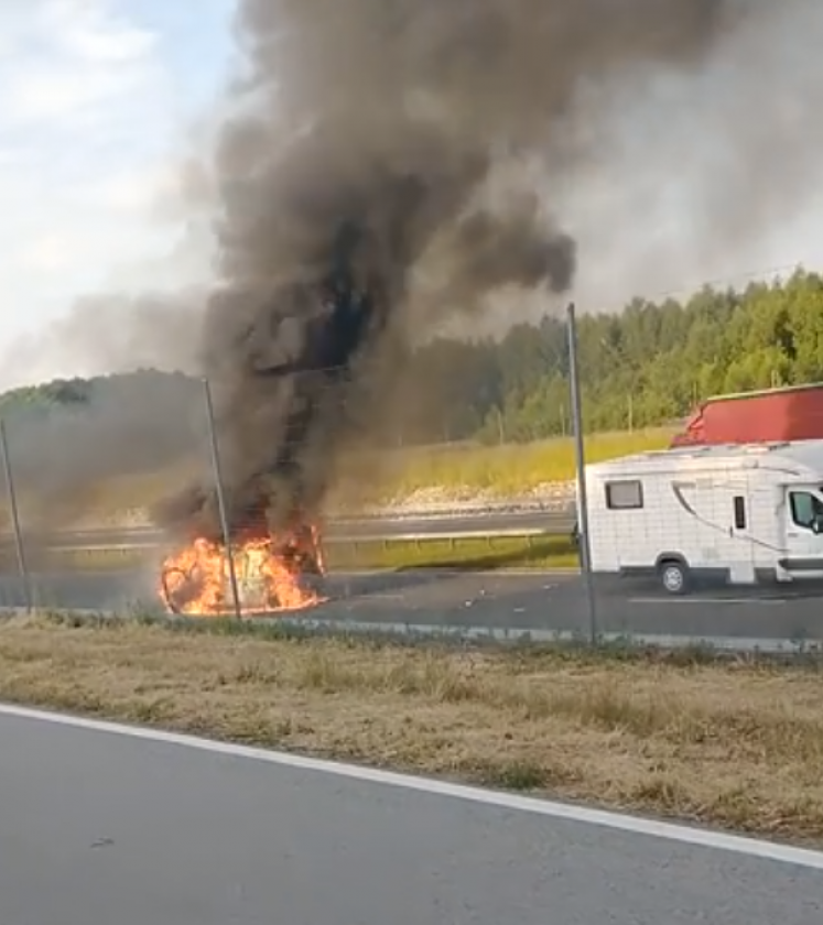 WIDEO. Pożar auta służb technicznych na S7