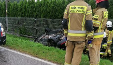 Groźne zdarzenie w Kowali. Auto wpadło w poślizg i dachowało