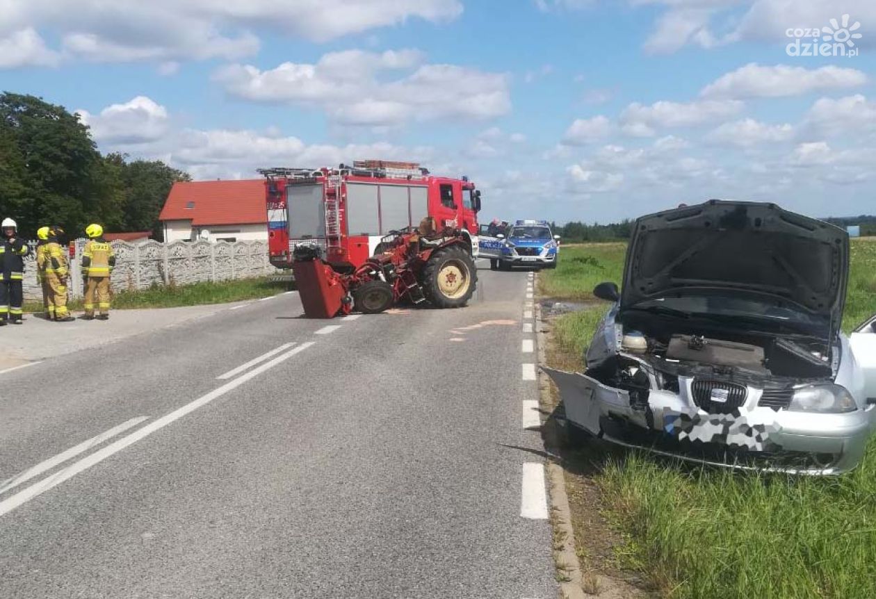 Wypadek w Janikowie. Pasażerka ciągnika w szpitalu