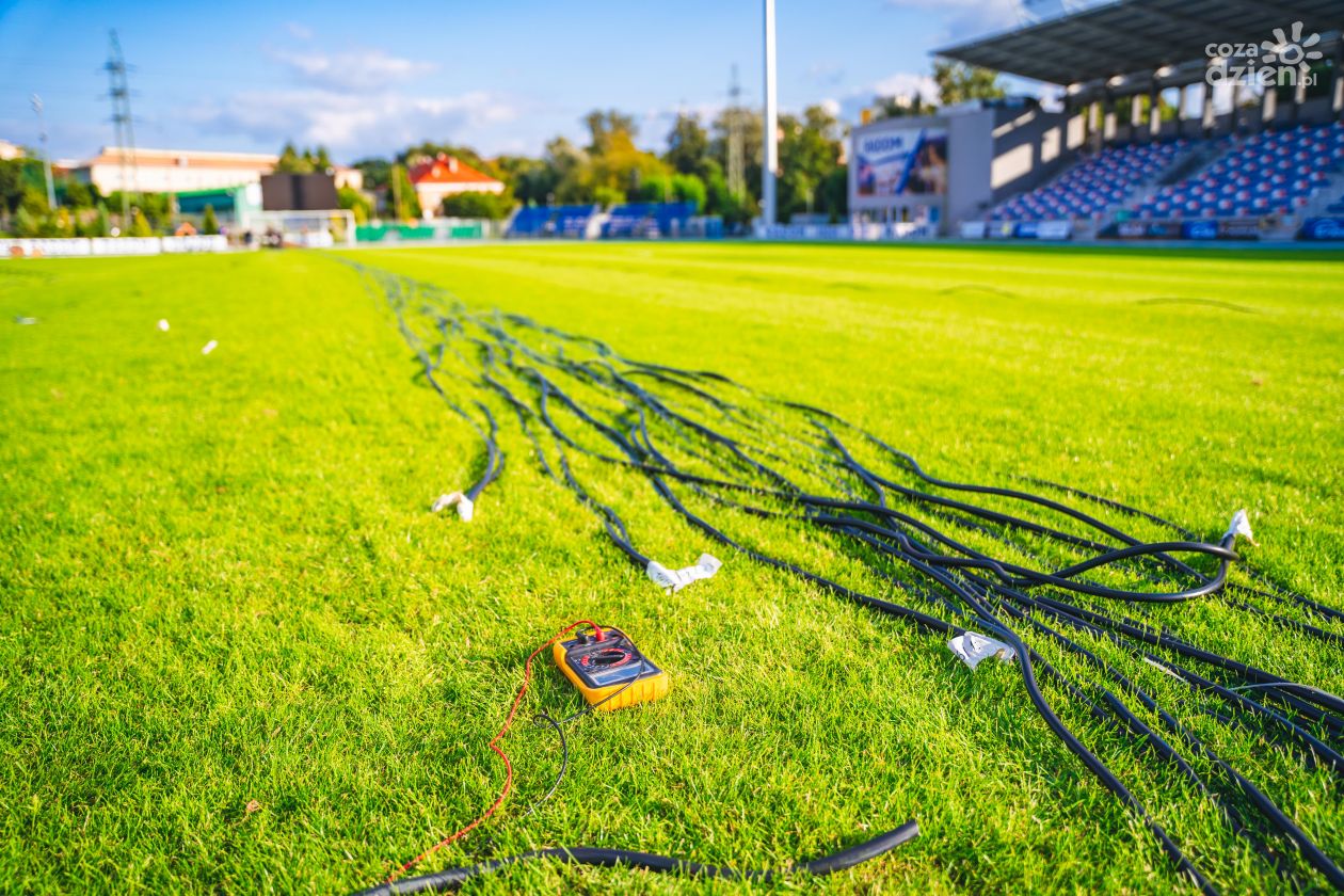 Montowanie kabli grzewczych na stadionie przy Narutowicza (zdjęcia)