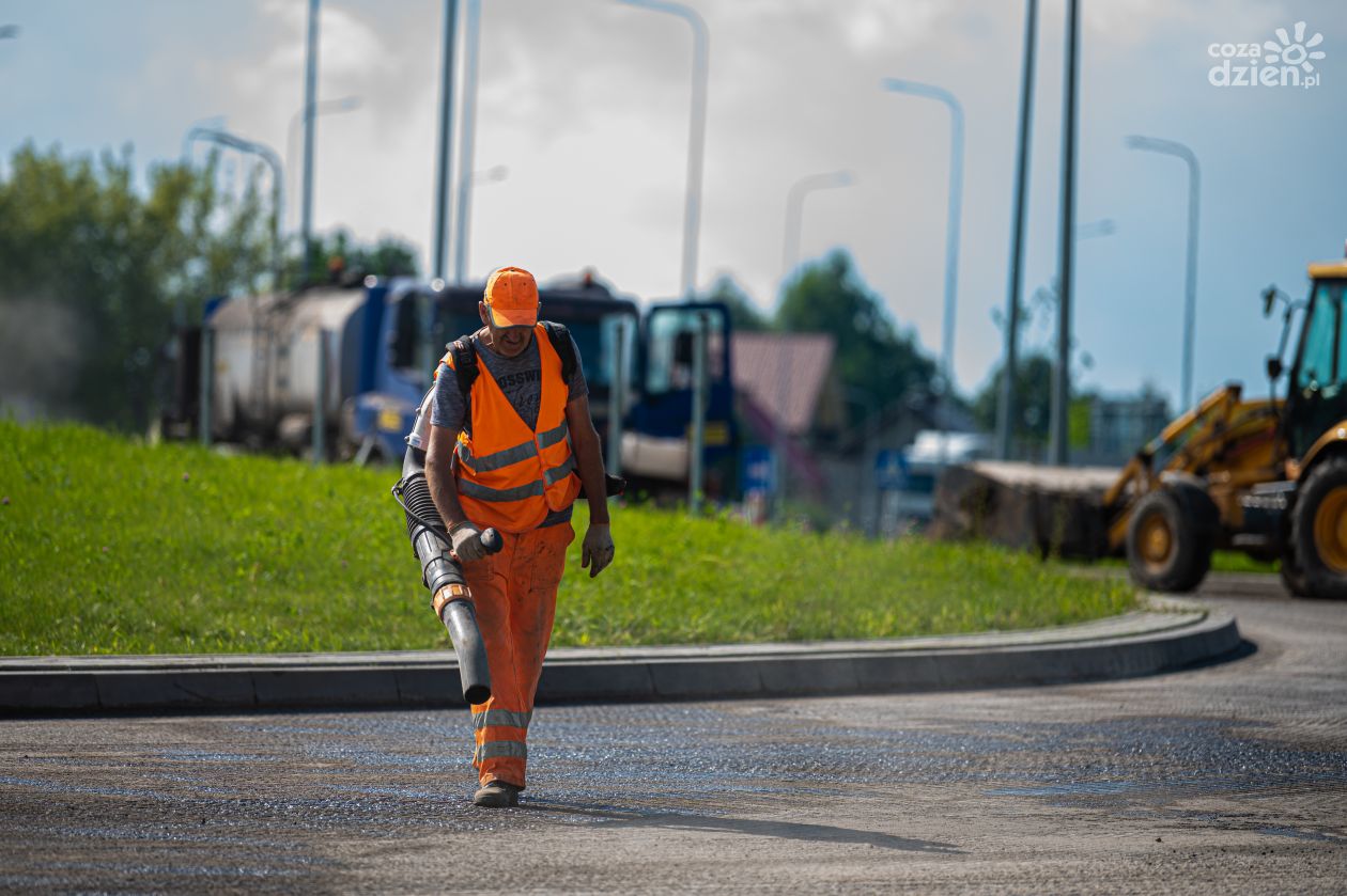 Będą wymieniać asfalt na rondzie kozienickim