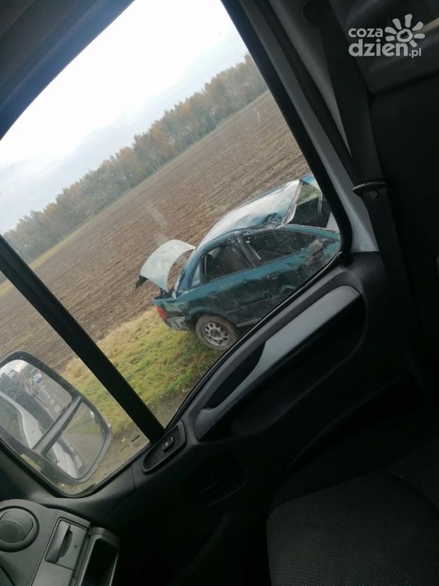 Wypadek w Skaryszewie. Audi dachowało 