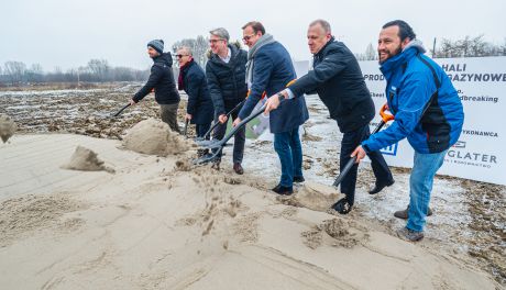 Symboliczne wbicie łopaty pod budowę hali produkcyjno magazynowej Durr (zdjęcia)