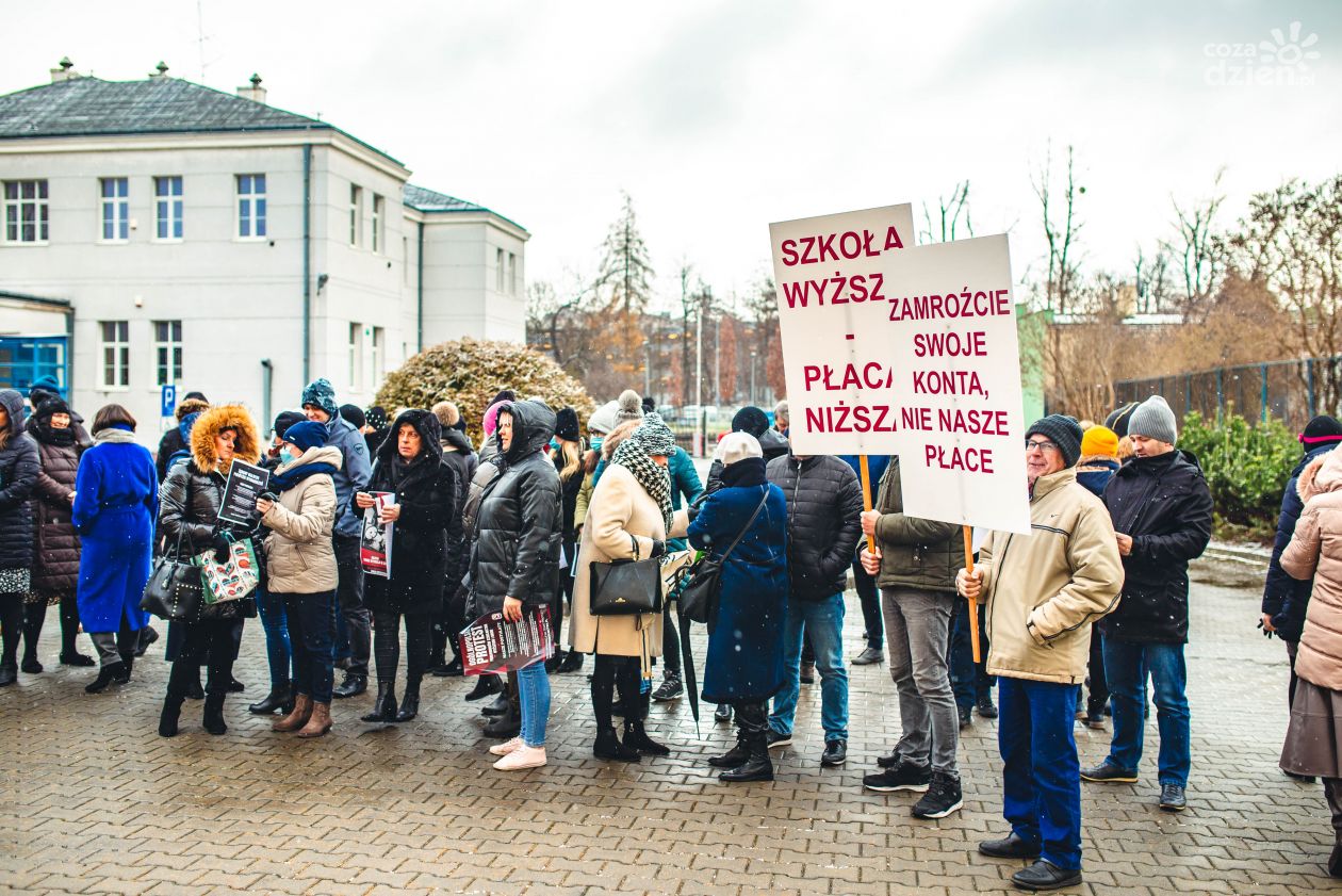 Domagają się obiecanych przez rząd podwyżek 