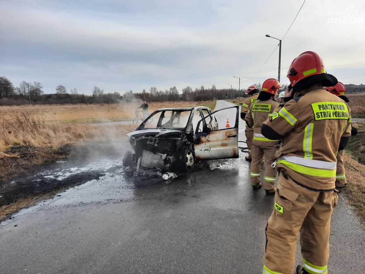 Mercedes spłonął w Natalinie