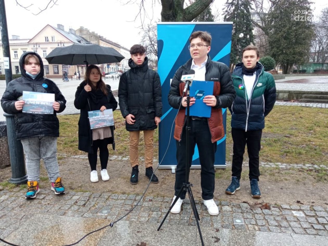 Nieobecność za brak kamerki, brak poprawy za ściąganie. Uczniowie walczą z absurdami