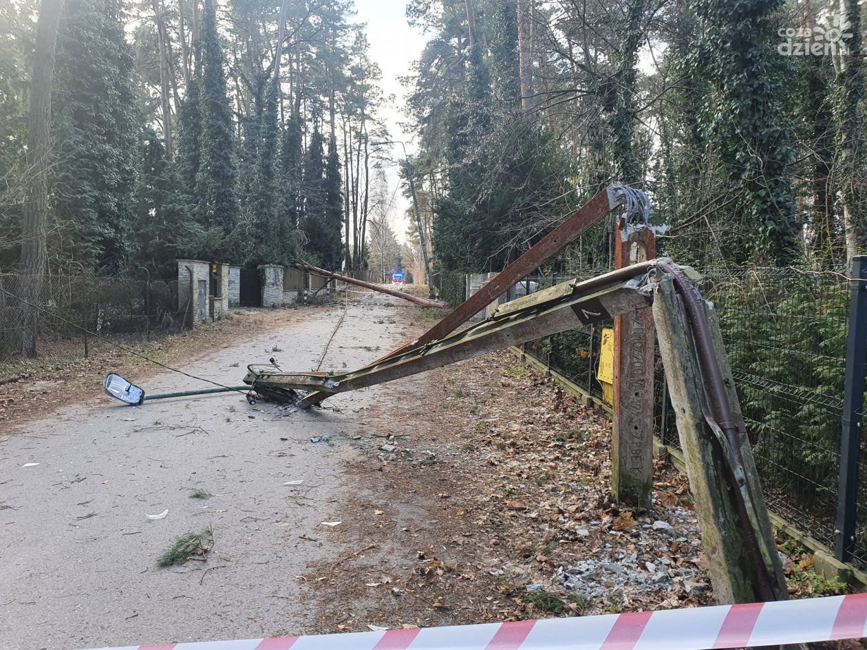 Połamane słupy i przerwy w dostawie prądu