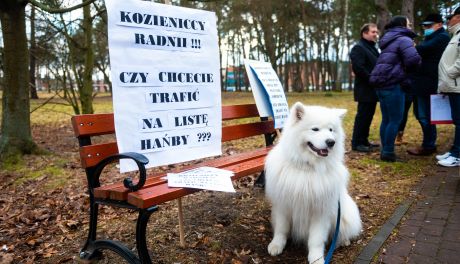 Protest mieszkańców Kozienic przeciw wyprzedaży terenów zielonych (zdjęcia)