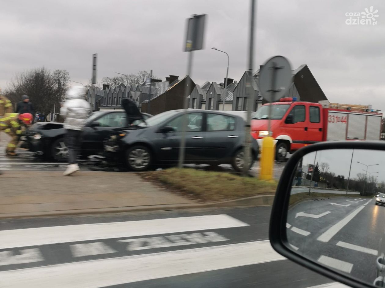 Zderzenie renault i audi na skrzyżowaniu ulic Maratońska/Dębowa