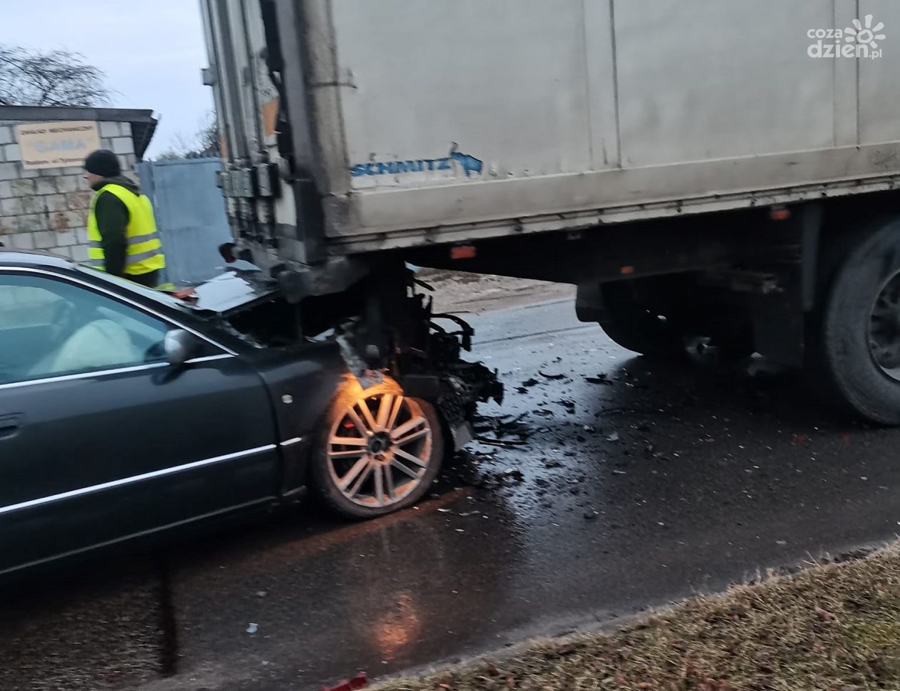 Ul. Tytoniowa. 24-latek uderzył w ciężarówkę