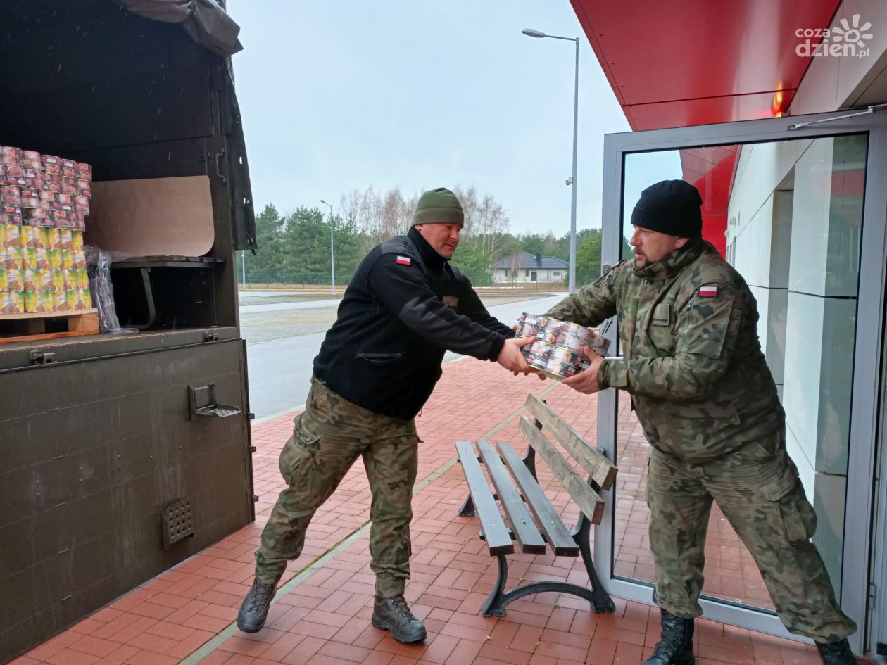 Żołnierze MBOT pomagają w transportowaniu żywności