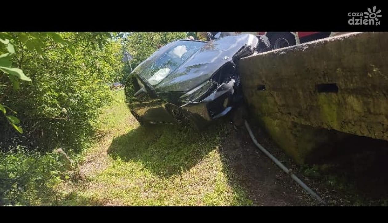 Wypadek w Maciejowicach. Bmw wjechało do rowu