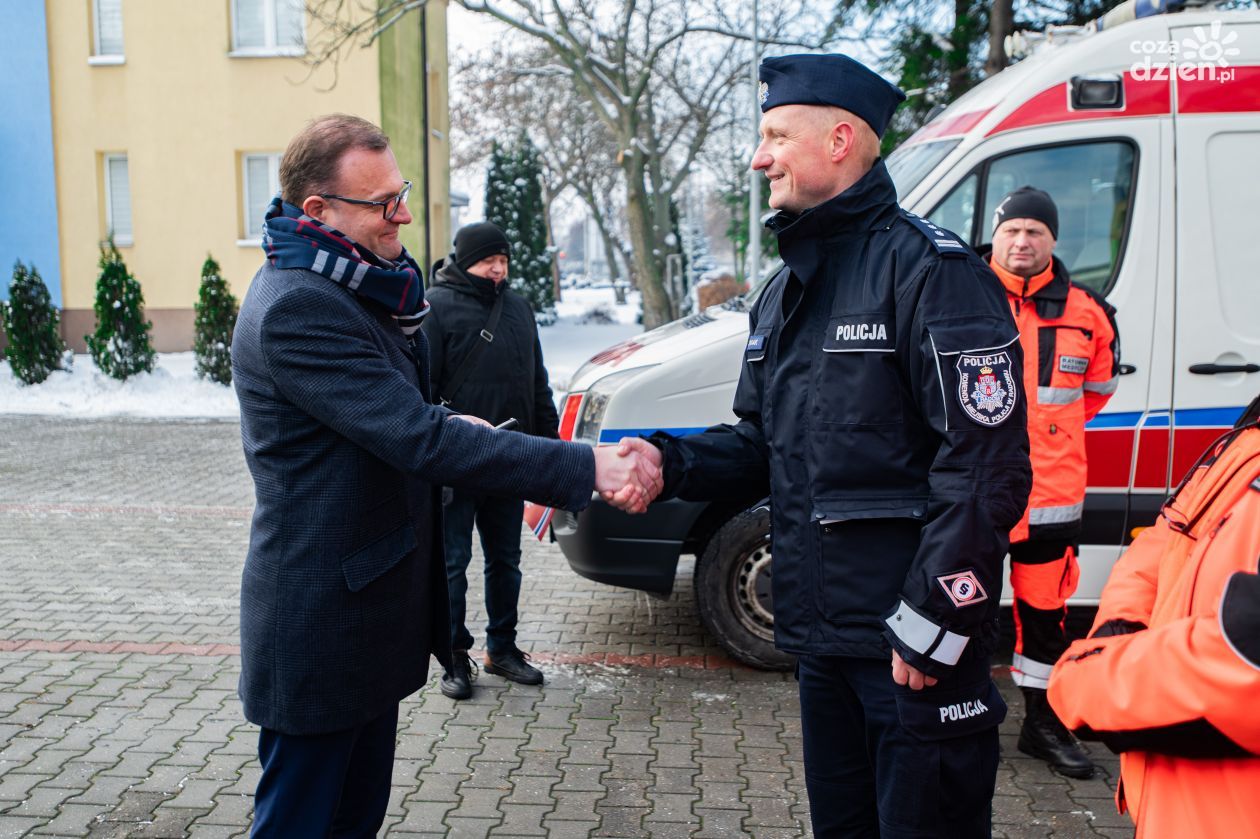 Dawny ambulansy pogotowia ratunkowego dla techników kryminalistyki