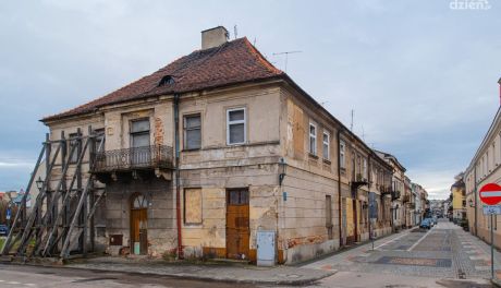 Zrujnowane kamienice dla Muzeum im. Jacka Malczewskiego