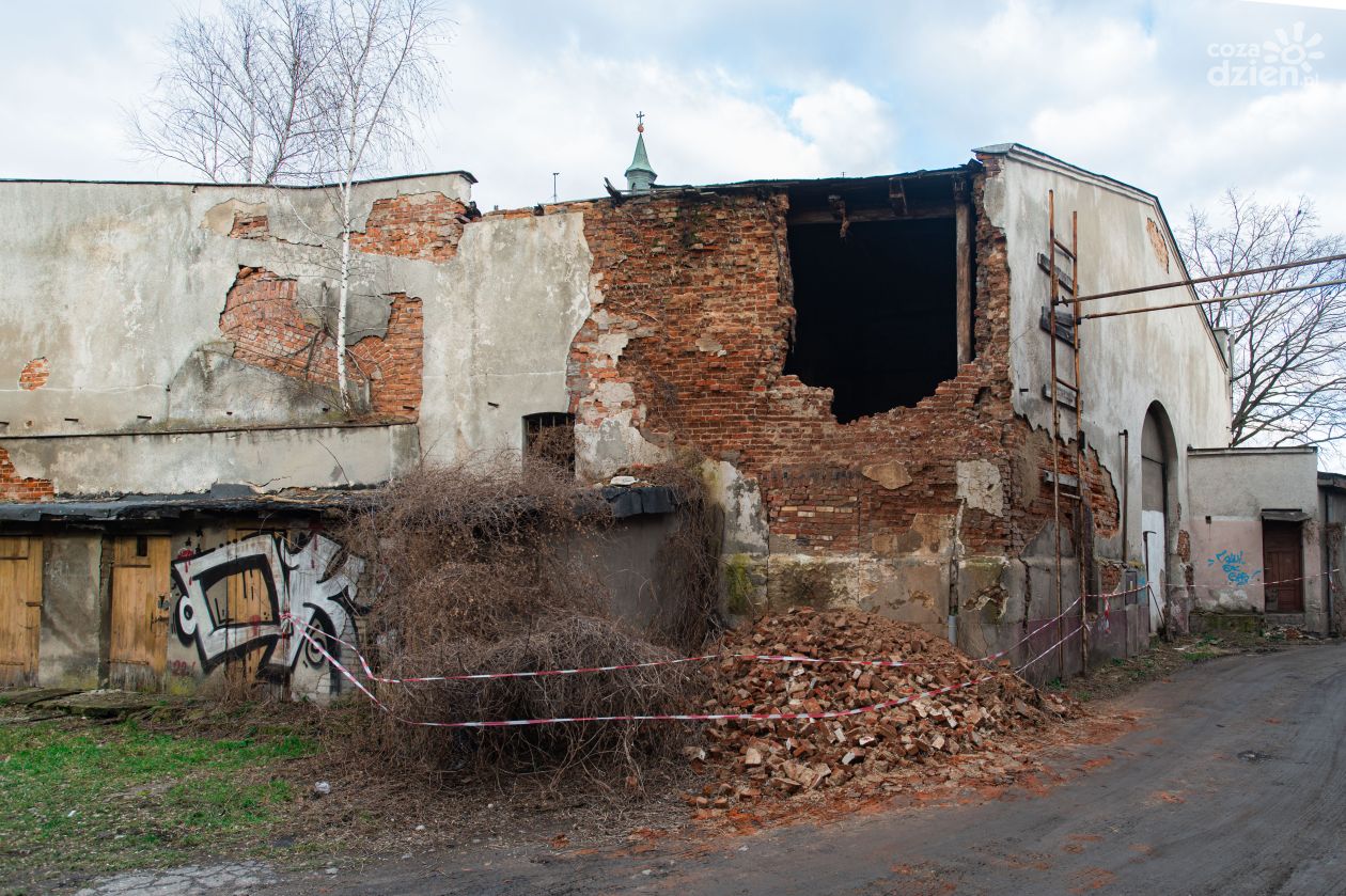 Wali się budynek przy Placu Stare Miasto (zdjęcia)