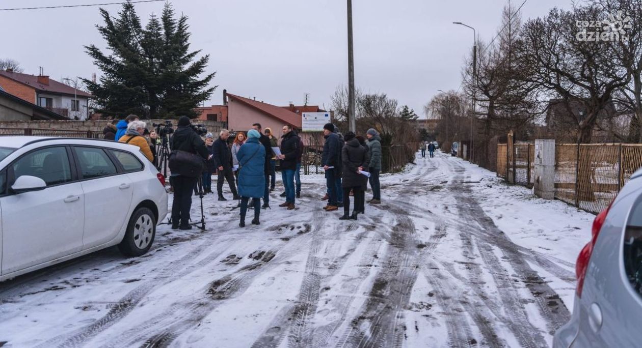 Dziury i zalana droga. Codzienność mieszkańców na Żakowicach