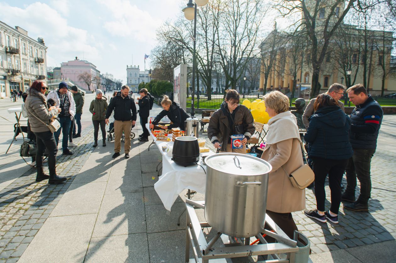 Świąteczne śniadanie na placu Konstytucji (zdjęcia)