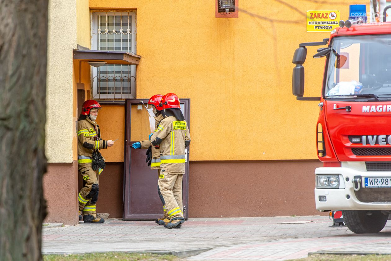 Pożar mieszkania i ewakuacja. Są poszkodowani