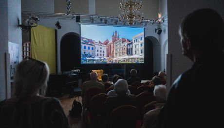 "Pocztówka z podróży" – prezentacja fotografii Dariusza Kulika (zdjęcia)