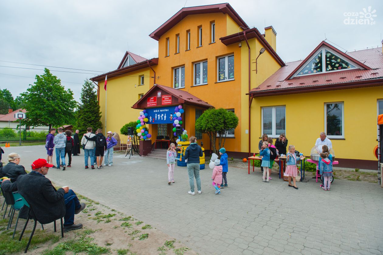 Festyn rodzinny przy Niepublicznej Szkole Podstawowej w Owadowie (zdjęcia)