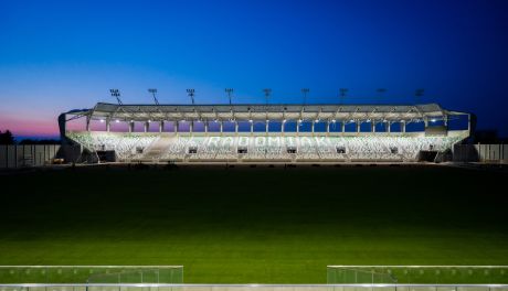 Stadion Radomiaka nocą - układanie murawy (zdjęcia)