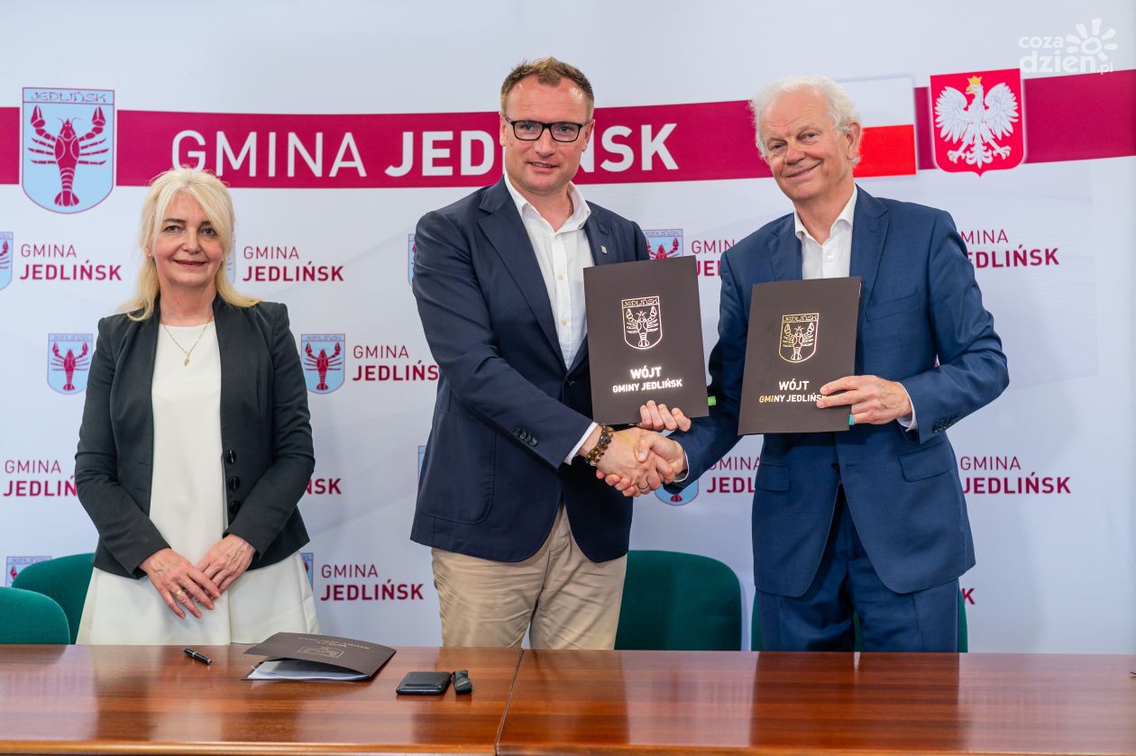 Podpisanie umowy na modernizację oświetlenia na terenie gminy Jedlińsk (zdjęcia)