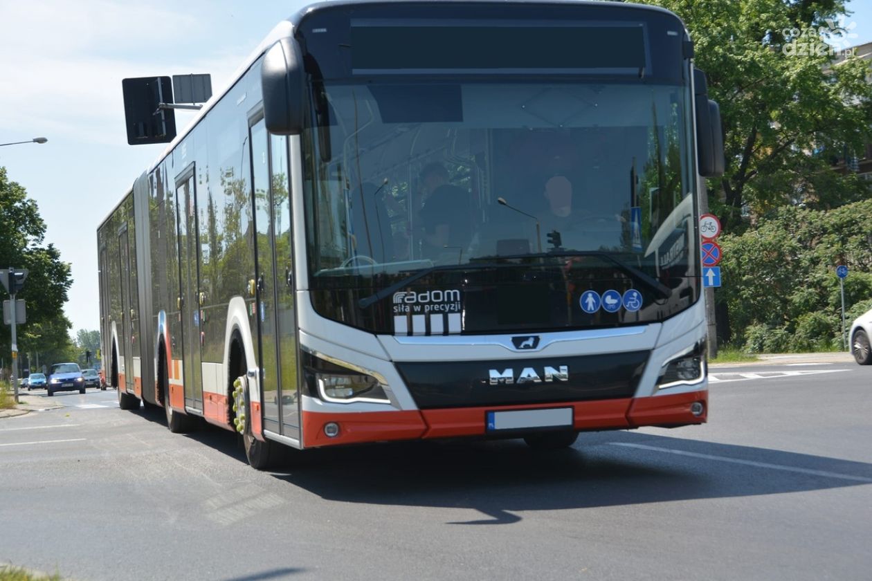 Kobieta wpadła między autobus i krawężnik