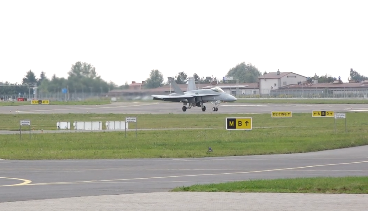 Głośny pokaz F/A-18