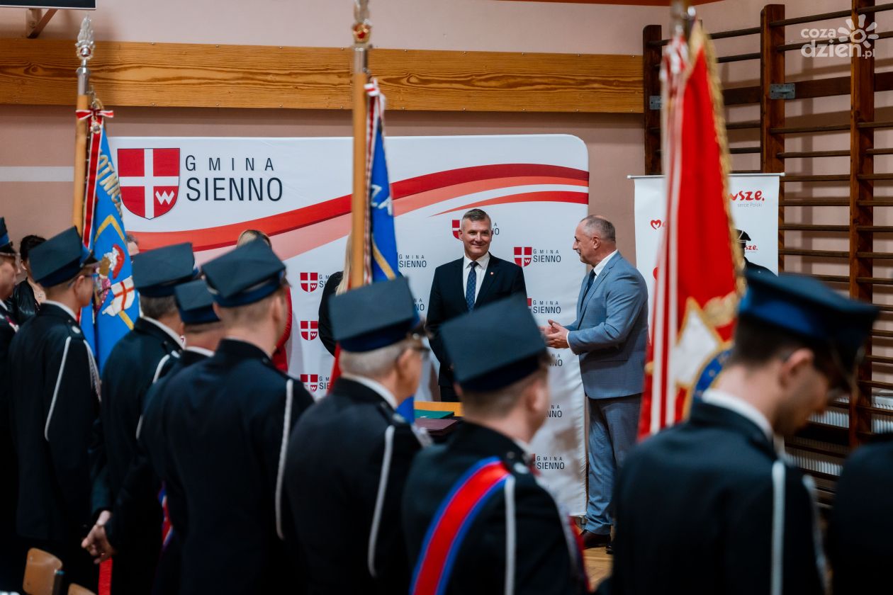 Specjalistyczny sprzęt i środki ochrony osobistej dla OSP z gminy Sienno (zdjęcia)