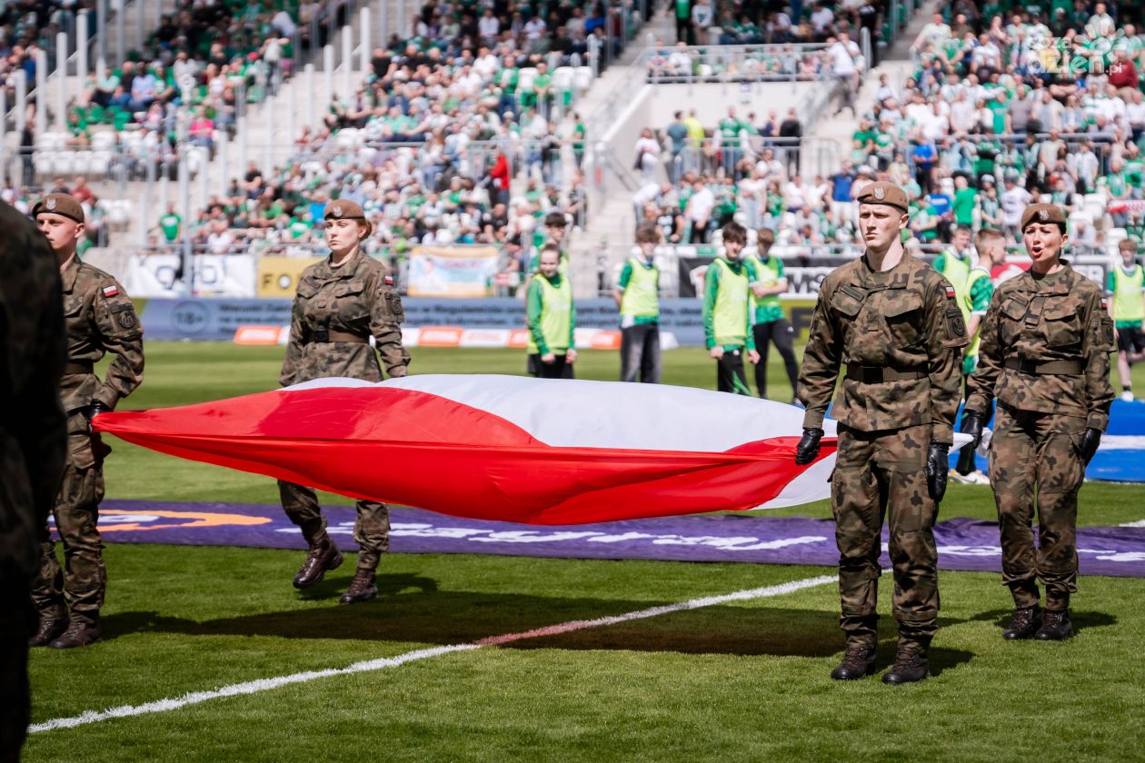 Flaga i hymn przy asyście żołnierzy z Ośrodka Reprezentacyjnego WOT