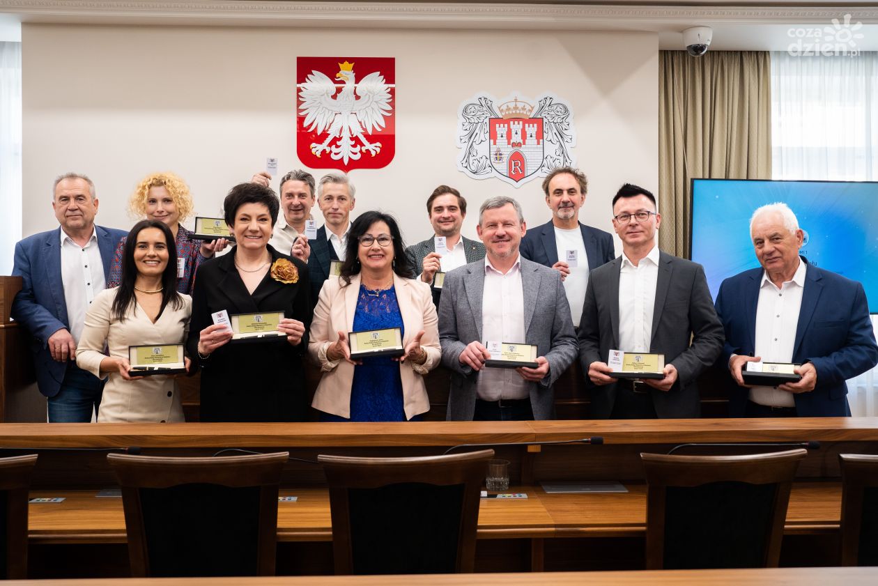 Radomscy radni zakończyli kadencję. Otrzymali pamiątkowe pióra