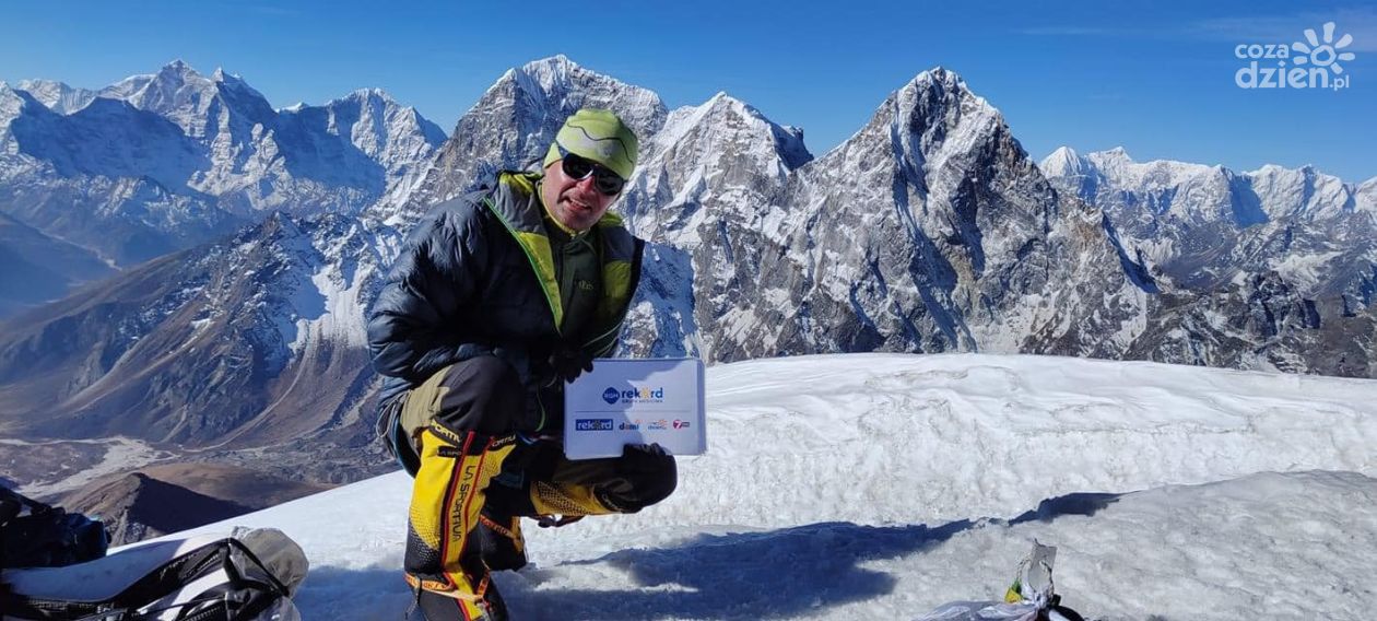 Adamski rozpoczyna atak szczytowy na Mount Everest