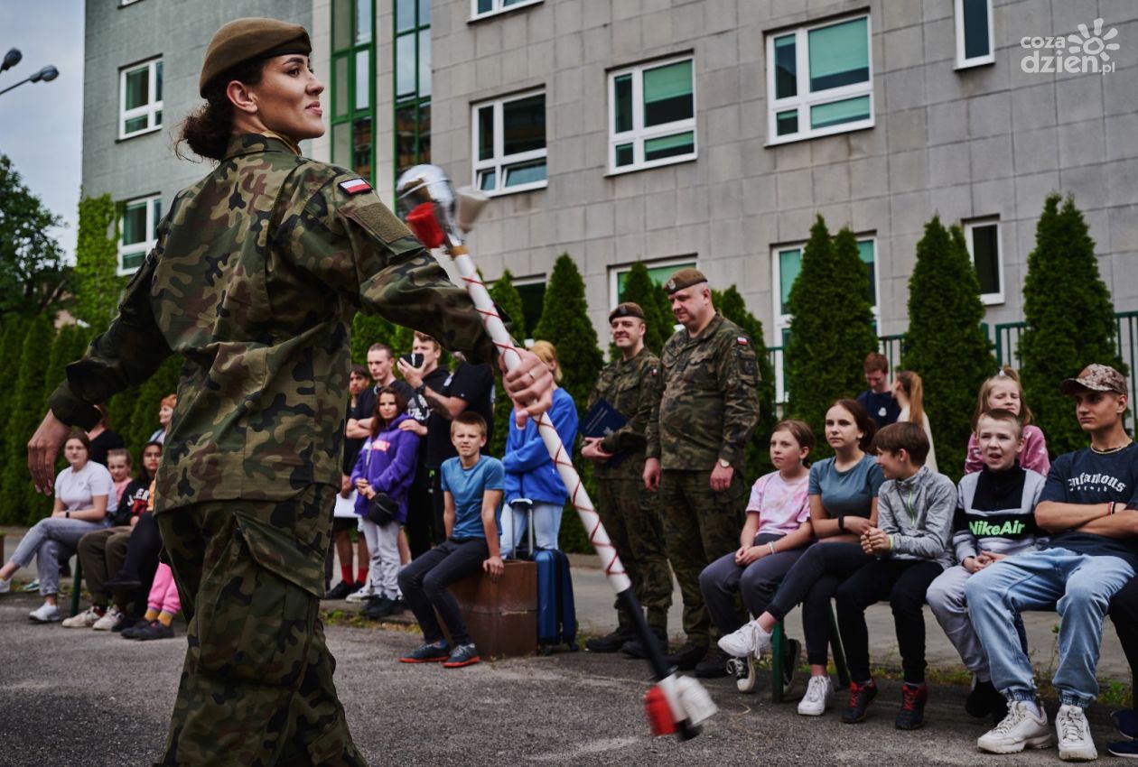 Świętowali Dzień Dumy z Munduru. Terytorialsi odwiedzili dom dziecka (zdjęcia)